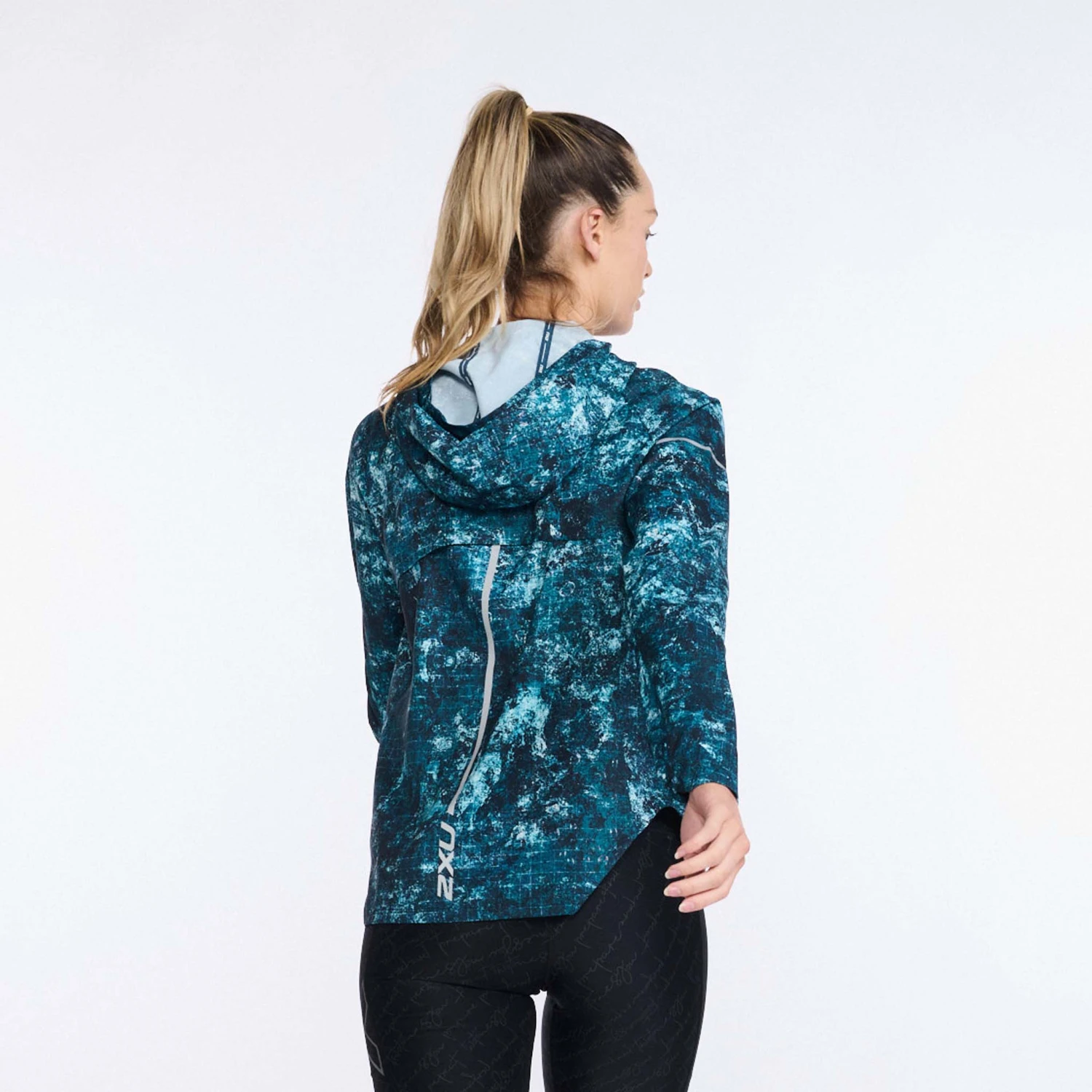2XU | Women's Aero Jacket - Trailscape Blue - Image 2